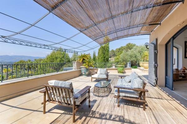 Propriété familiale avec piscine et vue mer à MOUGINS