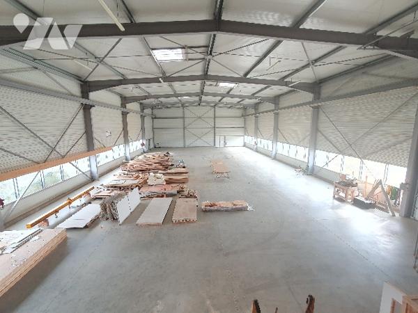 Entrepôt et bureaux à vendre à CHERRE