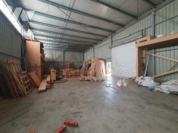 Entrepôt et bureaux à vendre à CHERRE