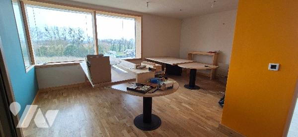 Entrepôt et bureaux à vendre à CHERRE