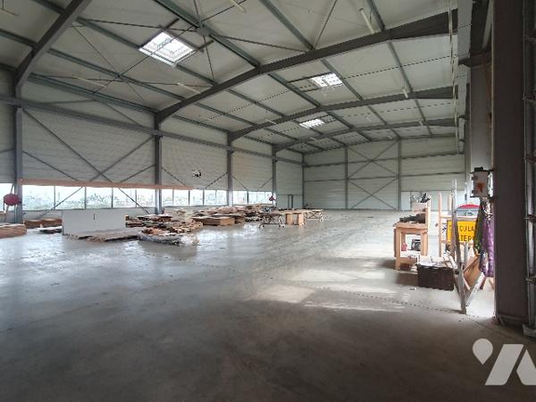 Entrepôt et bureaux à vendre à CHERRE