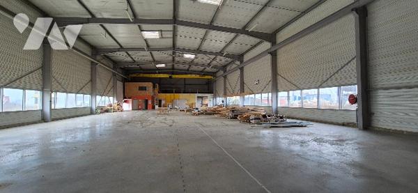 Entrepôt et bureaux à vendre à CHERRE