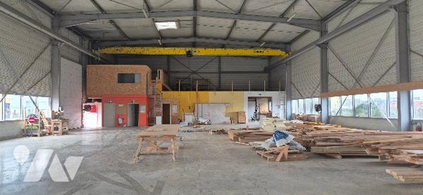 Entrepôt et bureaux à vendre à CHERRE