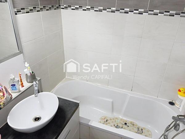 Coup de cœur ! T3 avec terrasse, climatisation et parking privatif à deux pas de la mer !