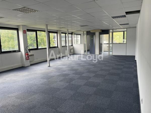 Bureaux à louer à Villeneuve d'Ascq plateau privatif et parking privatif