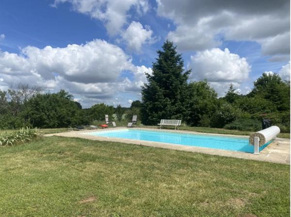 Bunzac - Ensemble immobilier avec gîte et maison principale