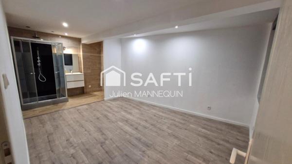 maison mitoyenne de 100 m2 , 2 chambres dont une suite parentale avec sa douche, cuisine ouverte sur le salon et accès a une terrasse