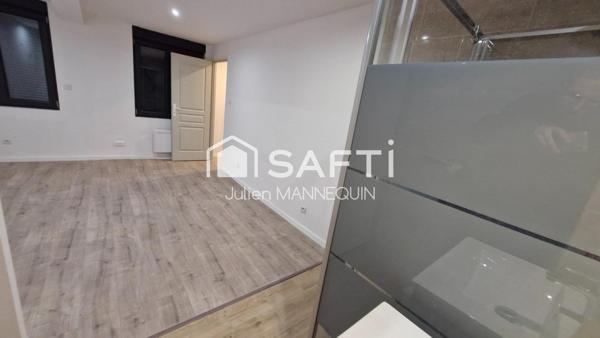 maison mitoyenne de 100 m2 , 2 chambres dont une suite parentale avec sa douche, cuisine ouverte sur le salon et accès a une terrasse