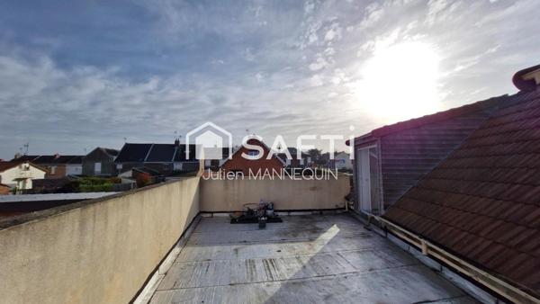 maison mitoyenne de 100 m2 , 2 chambres dont une suite parentale avec sa douche, cuisine ouverte sur le salon et accès a une terrasse