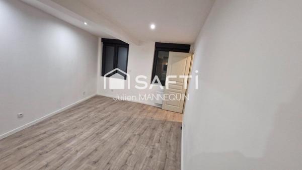 maison mitoyenne de 100 m2 , 2 chambres dont une suite parentale avec sa douche, cuisine ouverte sur le salon et accès a une terrasse