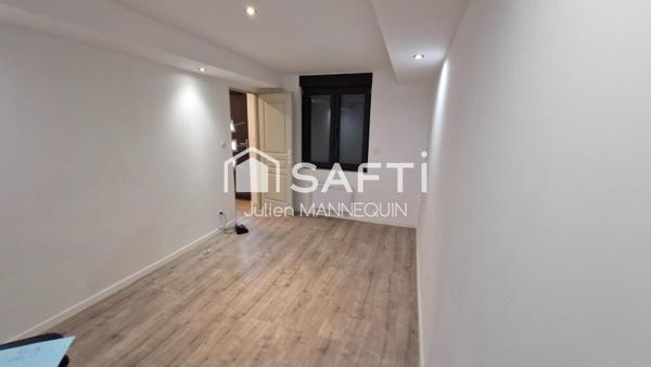 maison mitoyenne de 100 m2 , 2 chambres dont une suite parentale avec sa douche, cuisine ouverte sur le salon et accès a une terrasse