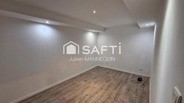 maison mitoyenne de 100 m2 , 2 chambres dont une suite parentale avec sa douche, cuisine ouverte sur le salon et accès a une terrasse