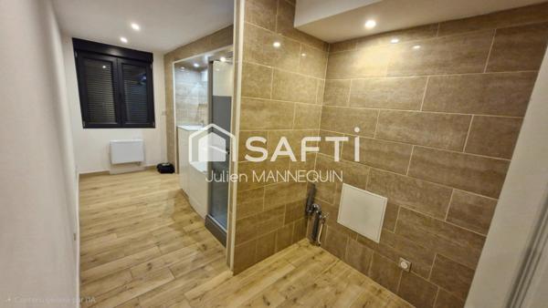 maison mitoyenne de 100 m2 , 2 chambres dont une suite parentale avec sa douche, cuisine ouverte sur le salon et accès a une terrasse