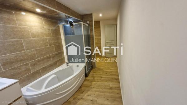 maison mitoyenne de 100 m2 , 2 chambres dont une suite parentale avec sa douche, cuisine ouverte sur le salon et accès a une terrasse