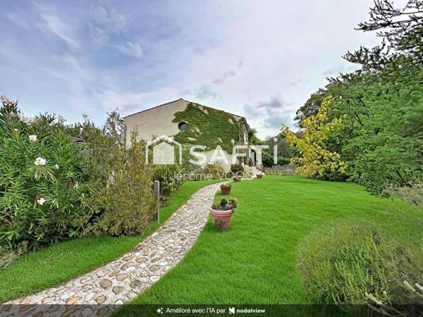 Au cœur du Verdon, découvrez cette maison provençale du XIXe siècle entièrement rénovée, sans aucun travaux à prévoir, déjà organisée pour accueillir une activité de gîtes et chambres d’hôtes, avec six chambres, entrées indépendantes, piscine et vue dégagée sur les collines.