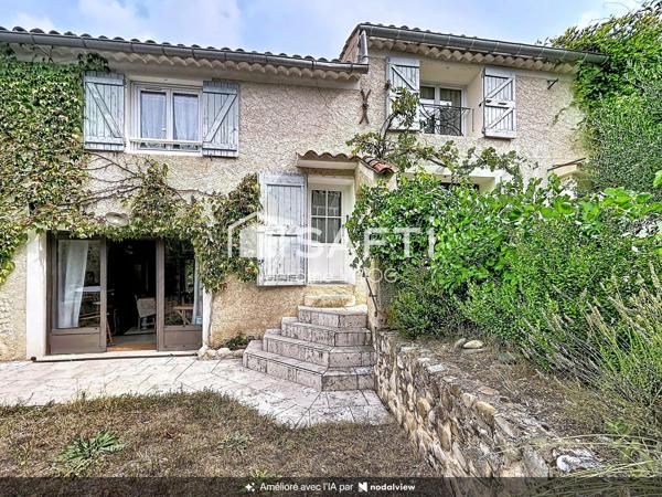 Au cœur du Verdon, découvrez cette maison provençale du XIXe siècle entièrement rénovée, sans aucun travaux à prévoir, déjà organisée pour accueillir une activité de gîtes et chambres d’hôtes, avec six chambres, entrées indépendantes, piscine et vue dégagée sur les collines.