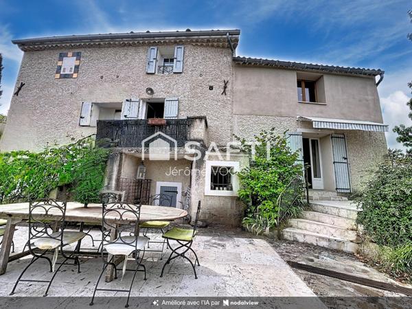 Au cœur du Verdon, découvrez cette maison provençale du XIXe siècle entièrement rénovée, sans aucun travaux à prévoir, déjà organisée pour accueillir une activité de gîtes et chambres d’hôtes, avec six chambres, entrées indépendantes, piscine et vue dégagée sur les collines.