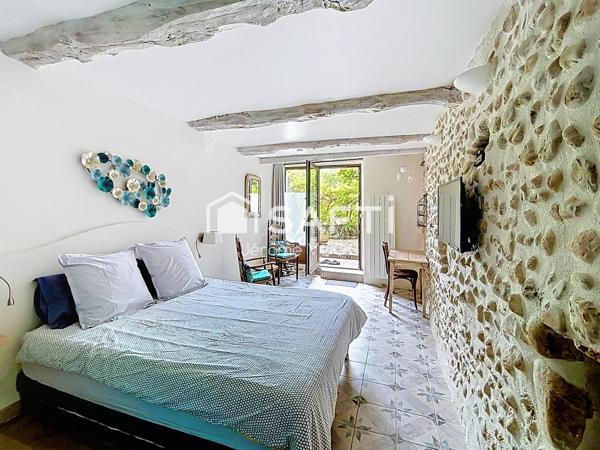 Au cœur du Verdon, découvrez cette maison provençale du XIXe siècle entièrement rénovée, sans aucun travaux à prévoir, déjà organisée pour accueillir une activité de gîtes et chambres d’hôtes, avec six chambres, entrées indépendantes, piscine et vue dégagée sur les collines.
