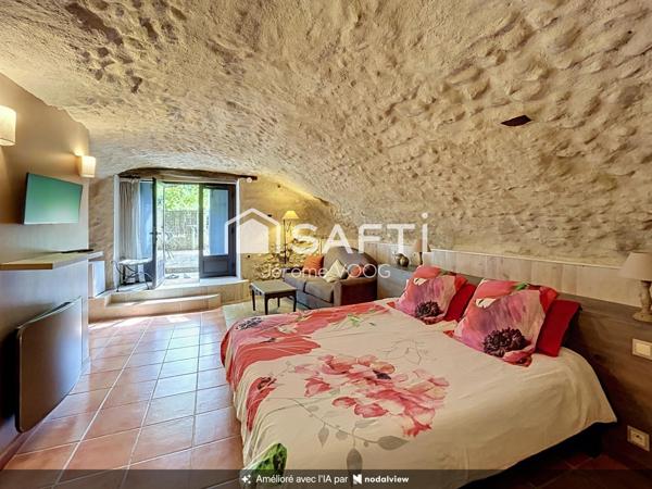Au cœur du Verdon, découvrez cette maison provençale du XIXe siècle entièrement rénovée, sans aucun travaux à prévoir, déjà organisée pour accueillir une activité de gîtes et chambres d’hôtes, avec six chambres, entrées indépendantes, piscine et vue dégagée sur les collines.