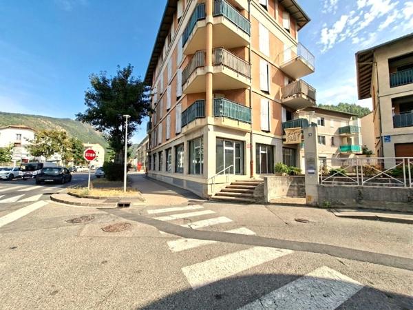 Emplacement N°1 — Local professionnel / Bureau de 67 m² avec double vitrine  Boulevard Victor Hugo à louer DIGNE LES BAINS (04)