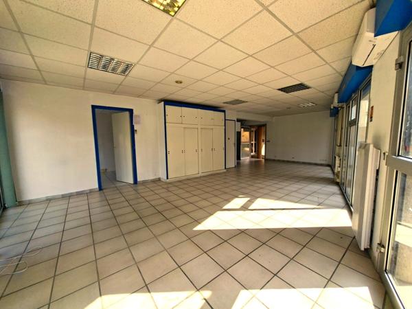 Emplacement N°1 — Local professionnel / Bureau de 67 m² avec double vitrine  Boulevard Victor Hugo à louer DIGNE LES BAINS (04)