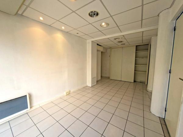 Emplacement N°1 — Local professionnel / Bureau de 67 m² avec double vitrine  Boulevard Victor Hugo à louer DIGNE LES BAINS (04)