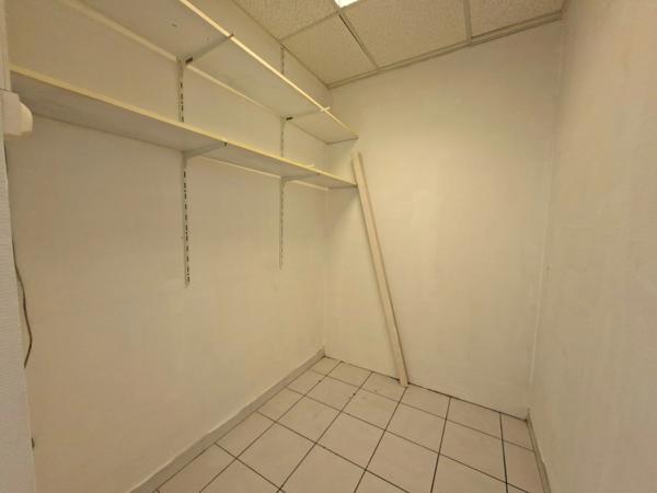 Emplacement N°1 — Local professionnel / Bureau de 67 m² avec double vitrine  Boulevard Victor Hugo à louer DIGNE LES BAINS (04)