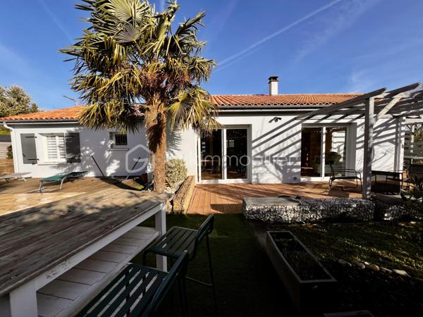Superbe maison, plain pied ! 
Sur la jolie commune de Cissé à 15 min de Poitiers, venez découvrir cette élégante maison de 152 m2, avec 4 belles chambres, un jardin paysager et une piscine. 

Coup de coeur assuré !
Construite en 2001 elle est parfaitement entretenue. 
Elle offre des matériaux de qualité, une circulation intérieure très agréable et tout le confort de la modernité, sans aucun travaux à prévoir.

• Entrée
-  Immense placard pour tout organiser
- Accès direct au séjour lumineux

• Pièce de vie
-  Le séjour de 47,25 m2 est spacieux et baigné de lumière
-  La cuisine ouverte de 12 m2 est moderne, design, et possède de nombreux rangements, ainsi que des éléments encastrés ( four, lave vaisselle, hotte ).
Une partie coin repas complète cette cuisine raffinée. Soit un espace de vie de près de 60m2. 
- De grandes baies vitrées donnent sur la terrasse bois. Parfait pour recevoir et dîner dehors.

• Buanderie
- Espace dédié pour lave-linge, sèche-linge
- Possibilité d’ajouter frigo et congélateur supplémentaires

• Espace nuit principal
- Couloir desservant 3 chambres de 12 m² (emplacements placards et placard)
- Très grande salle d’eau
	•	Double vasque, double douche
	•	WC indépendant

• Espace nuit secondaire
- Petit salon TV
- Chambre attenante (possibilité suite parentale)

Cette maison moderne allie confort et performance
	•	Chauffage récent :
- Chaudière gaz (2 ans)
- Poêle à granulés récent
	•	Excellent DPE : C
	•	Économies d’énergie et faibles charges
- Huisseries en PVC double vitrage

• Extérieur
- Terrain agréable,  planté de nombreuses essences et facile d’entretien
- Piscine chauffée au sel (8 × 4 m). Chauffage par pompe à chaleur, système automatisé pour profiter de la piscine au maximum. Pool house. 
- Terrasses bois pour votre salon de jardin
- Partie béton désactivé (idéal pour jouer au basket)
- Potager 
Cabanon de jardin
Le garage est équipé d’une porte motorisée. Le portail est lui aussi motorisé.
Maison est en retrait de la rue, dans un environnement calme avec tous les commerces à proximité.
Taxe foncière 1378 euros.
 Pour tout renseignement complémentaire, ou pour organiser une visite, contactez-moi du lundi au samedi de 08h00 à 20h00.