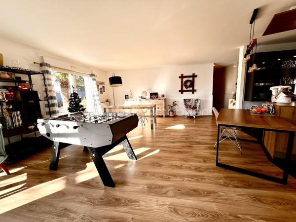 Superbe maison, plain pied ! 
Sur la jolie commune de Cissé à 15 min de Poitiers, venez découvrir cette élégante maison de 152 m2, avec 4 belles chambres, un jardin paysager et une piscine. 

Coup de coeur assuré !
Construite en 2001 elle est parfaitement entretenue. 
Elle offre des matériaux de qualité, une circulation intérieure très agréable et tout le confort de la modernité, sans aucun travaux à prévoir.

• Entrée
-  Immense placard pour tout organiser
- Accès direct au séjour lumineux

• Pièce de vie
-  Le séjour de 47,25 m2 est spacieux et baigné de lumière
-  La cuisine ouverte de 12 m2 est moderne, design, et possède de nombreux rangements, ainsi que des éléments encastrés ( four, lave vaisselle, hotte ).
Une partie coin repas complète cette cuisine raffinée. Soit un espace de vie de près de 60m2. 
- De grandes baies vitrées donnent sur la terrasse bois. Parfait pour recevoir et dîner dehors.

• Buanderie
- Espace dédié pour lave-linge, sèche-linge
- Possibilité d’ajouter frigo et congélateur supplémentaires

• Espace nuit principal
- Couloir desservant 3 chambres de 12 m² (emplacements placards et placard)
- Très grande salle d’eau
	•	Double vasque, double douche
	•	WC indépendant

• Espace nuit secondaire
- Petit salon TV
- Chambre attenante (possibilité suite parentale)

Cette maison moderne allie confort et performance
	•	Chauffage récent :
- Chaudière gaz (2 ans)
- Poêle à granulés récent
	•	Excellent DPE : C
	•	Économies d’énergie et faibles charges
- Huisseries en PVC double vitrage

• Extérieur
- Terrain agréable,  planté de nombreuses essences et facile d’entretien
- Piscine chauffée au sel (8 × 4 m). Chauffage par pompe à chaleur, système automatisé pour profiter de la piscine au maximum. Pool house. 
- Terrasses bois pour votre salon de jardin
- Partie béton désactivé (idéal pour jouer au basket)
- Potager 
Cabanon de jardin
Le garage est équipé d’une porte motorisée. Le portail est lui aussi motorisé.
Maison est en retrait de la rue, dans un environnement calme avec tous les commerces à proximité.
Taxe foncière 1378 euros.
 Pour tout renseignement complémentaire, ou pour organiser une visite, contactez-moi du lundi au samedi de 08h00 à 20h00.