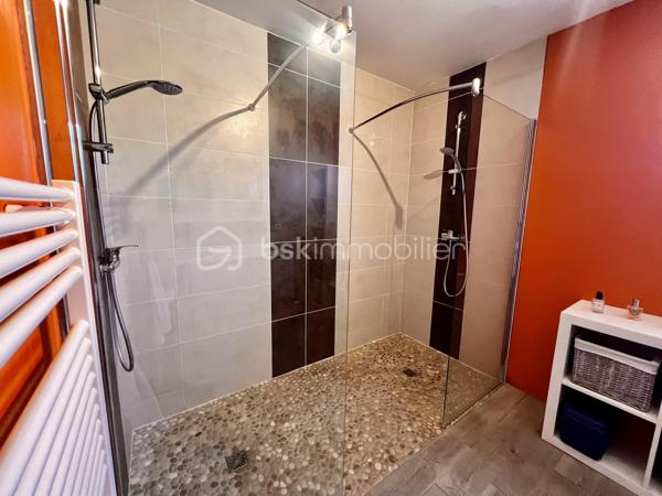 Superbe maison, plain pied ! 
Sur la jolie commune de Cissé à 15 min de Poitiers, venez découvrir cette élégante maison de 152 m2, avec 4 belles chambres, un jardin paysager et une piscine. 

Coup de coeur assuré !
Construite en 2001 elle est parfaitement entretenue. 
Elle offre des matériaux de qualité, une circulation intérieure très agréable et tout le confort de la modernité, sans aucun travaux à prévoir.

• Entrée
-  Immense placard pour tout organiser
- Accès direct au séjour lumineux

• Pièce de vie
-  Le séjour de 47,25 m2 est spacieux et baigné de lumière
-  La cuisine ouverte de 12 m2 est moderne, design, et possède de nombreux rangements, ainsi que des éléments encastrés ( four, lave vaisselle, hotte ).
Une partie coin repas complète cette cuisine raffinée. Soit un espace de vie de près de 60m2. 
- De grandes baies vitrées donnent sur la terrasse bois. Parfait pour recevoir et dîner dehors.

• Buanderie
- Espace dédié pour lave-linge, sèche-linge
- Possibilité d’ajouter frigo et congélateur supplémentaires

• Espace nuit principal
- Couloir desservant 3 chambres de 12 m² (emplacements placards et placard)
- Très grande salle d’eau
	•	Double vasque, double douche
	•	WC indépendant

• Espace nuit secondaire
- Petit salon TV
- Chambre attenante (possibilité suite parentale)

Cette maison moderne allie confort et performance
	•	Chauffage récent :
- Chaudière gaz (2 ans)
- Poêle à granulés récent
	•	Excellent DPE : C
	•	Économies d’énergie et faibles charges
- Huisseries en PVC double vitrage

• Extérieur
- Terrain agréable,  planté de nombreuses essences et facile d’entretien
- Piscine chauffée au sel (8 × 4 m). Chauffage par pompe à chaleur, système automatisé pour profiter de la piscine au maximum. Pool house. 
- Terrasses bois pour votre salon de jardin
- Partie béton désactivé (idéal pour jouer au basket)
- Potager 
Cabanon de jardin
Le garage est équipé d’une porte motorisée. Le portail est lui aussi motorisé.
Maison est en retrait de la rue, dans un environnement calme avec tous les commerces à proximité.
Taxe foncière 1378 euros.
 Pour tout renseignement complémentaire, ou pour organiser une visite, contactez-moi du lundi au samedi de 08h00 à 20h00.