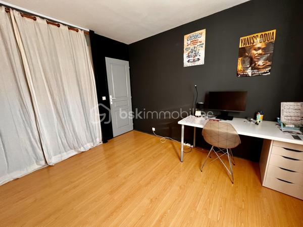 Superbe maison, plain pied ! 
Sur la jolie commune de Cissé à 15 min de Poitiers, venez découvrir cette élégante maison de 152 m2, avec 4 belles chambres, un jardin paysager et une piscine. 

Coup de coeur assuré !
Construite en 2001 elle est parfaitement entretenue. 
Elle offre des matériaux de qualité, une circulation intérieure très agréable et tout le confort de la modernité, sans aucun travaux à prévoir.

• Entrée
-  Immense placard pour tout organiser
- Accès direct au séjour lumineux

• Pièce de vie
-  Le séjour de 47,25 m2 est spacieux et baigné de lumière
-  La cuisine ouverte de 12 m2 est moderne, design, et possède de nombreux rangements, ainsi que des éléments encastrés ( four, lave vaisselle, hotte ).
Une partie coin repas complète cette cuisine raffinée. Soit un espace de vie de près de 60m2. 
- De grandes baies vitrées donnent sur la terrasse bois. Parfait pour recevoir et dîner dehors.

• Buanderie
- Espace dédié pour lave-linge, sèche-linge
- Possibilité d’ajouter frigo et congélateur supplémentaires

• Espace nuit principal
- Couloir desservant 3 chambres de 12 m² (emplacements placards et placard)
- Très grande salle d’eau
	•	Double vasque, double douche
	•	WC indépendant

• Espace nuit secondaire
- Petit salon TV
- Chambre attenante (possibilité suite parentale)

Cette maison moderne allie confort et performance
	•	Chauffage récent :
- Chaudière gaz (2 ans)
- Poêle à granulés récent
	•	Excellent DPE : C
	•	Économies d’énergie et faibles charges
- Huisseries en PVC double vitrage

• Extérieur
- Terrain agréable,  planté de nombreuses essences et facile d’entretien
- Piscine chauffée au sel (8 × 4 m). Chauffage par pompe à chaleur, système automatisé pour profiter de la piscine au maximum. Pool house. 
- Terrasses bois pour votre salon de jardin
- Partie béton désactivé (idéal pour jouer au basket)
- Potager 
Cabanon de jardin
Le garage est équipé d’une porte motorisée. Le portail est lui aussi motorisé.
Maison est en retrait de la rue, dans un environnement calme avec tous les commerces à proximité.
Taxe foncière 1378 euros.
 Pour tout renseignement complémentaire, ou pour organiser une visite, contactez-moi du lundi au samedi de 08h00 à 20h00.