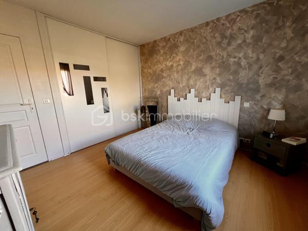 Superbe maison, plain pied ! 
Sur la jolie commune de Cissé à 15 min de Poitiers, venez découvrir cette élégante maison de 152 m2, avec 4 belles chambres, un jardin paysager et une piscine. 

Coup de coeur assuré !
Construite en 2001 elle est parfaitement entretenue. 
Elle offre des matériaux de qualité, une circulation intérieure très agréable et tout le confort de la modernité, sans aucun travaux à prévoir.

• Entrée
-  Immense placard pour tout organiser
- Accès direct au séjour lumineux

• Pièce de vie
-  Le séjour de 47,25 m2 est spacieux et baigné de lumière
-  La cuisine ouverte de 12 m2 est moderne, design, et possède de nombreux rangements, ainsi que des éléments encastrés ( four, lave vaisselle, hotte ).
Une partie coin repas complète cette cuisine raffinée. Soit un espace de vie de près de 60m2. 
- De grandes baies vitrées donnent sur la terrasse bois. Parfait pour recevoir et dîner dehors.

• Buanderie
- Espace dédié pour lave-linge, sèche-linge
- Possibilité d’ajouter frigo et congélateur supplémentaires

• Espace nuit principal
- Couloir desservant 3 chambres de 12 m² (emplacements placards et placard)
- Très grande salle d’eau
	•	Double vasque, double douche
	•	WC indépendant

• Espace nuit secondaire
- Petit salon TV
- Chambre attenante (possibilité suite parentale)

Cette maison moderne allie confort et performance
	•	Chauffage récent :
- Chaudière gaz (2 ans)
- Poêle à granulés récent
	•	Excellent DPE : C
	•	Économies d’énergie et faibles charges
- Huisseries en PVC double vitrage

• Extérieur
- Terrain agréable,  planté de nombreuses essences et facile d’entretien
- Piscine chauffée au sel (8 × 4 m). Chauffage par pompe à chaleur, système automatisé pour profiter de la piscine au maximum. Pool house. 
- Terrasses bois pour votre salon de jardin
- Partie béton désactivé (idéal pour jouer au basket)
- Potager 
Cabanon de jardin
Le garage est équipé d’une porte motorisée. Le portail est lui aussi motorisé.
Maison est en retrait de la rue, dans un environnement calme avec tous les commerces à proximité.
Taxe foncière 1378 euros.
 Pour tout renseignement complémentaire, ou pour organiser une visite, contactez-moi du lundi au samedi de 08h00 à 20h00.