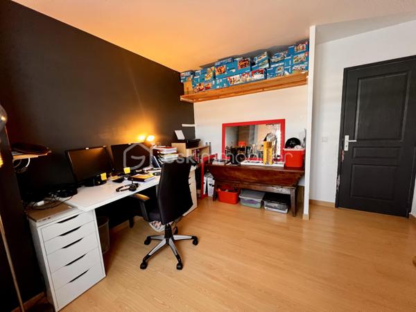 Superbe maison, plain pied ! 
Sur la jolie commune de Cissé à 15 min de Poitiers, venez découvrir cette élégante maison de 152 m2, avec 4 belles chambres, un jardin paysager et une piscine. 

Coup de coeur assuré !
Construite en 2001 elle est parfaitement entretenue. 
Elle offre des matériaux de qualité, une circulation intérieure très agréable et tout le confort de la modernité, sans aucun travaux à prévoir.

• Entrée
-  Immense placard pour tout organiser
- Accès direct au séjour lumineux

• Pièce de vie
-  Le séjour de 47,25 m2 est spacieux et baigné de lumière
-  La cuisine ouverte de 12 m2 est moderne, design, et possède de nombreux rangements, ainsi que des éléments encastrés ( four, lave vaisselle, hotte ).
Une partie coin repas complète cette cuisine raffinée. Soit un espace de vie de près de 60m2. 
- De grandes baies vitrées donnent sur la terrasse bois. Parfait pour recevoir et dîner dehors.

• Buanderie
- Espace dédié pour lave-linge, sèche-linge
- Possibilité d’ajouter frigo et congélateur supplémentaires

• Espace nuit principal
- Couloir desservant 3 chambres de 12 m² (emplacements placards et placard)
- Très grande salle d’eau
	•	Double vasque, double douche
	•	WC indépendant

• Espace nuit secondaire
- Petit salon TV
- Chambre attenante (possibilité suite parentale)

Cette maison moderne allie confort et performance
	•	Chauffage récent :
- Chaudière gaz (2 ans)
- Poêle à granulés récent
	•	Excellent DPE : C
	•	Économies d’énergie et faibles charges
- Huisseries en PVC double vitrage

• Extérieur
- Terrain agréable,  planté de nombreuses essences et facile d’entretien
- Piscine chauffée au sel (8 × 4 m). Chauffage par pompe à chaleur, système automatisé pour profiter de la piscine au maximum. Pool house. 
- Terrasses bois pour votre salon de jardin
- Partie béton désactivé (idéal pour jouer au basket)
- Potager 
Cabanon de jardin
Le garage est équipé d’une porte motorisée. Le portail est lui aussi motorisé.
Maison est en retrait de la rue, dans un environnement calme avec tous les commerces à proximité.
Taxe foncière 1378 euros.
 Pour tout renseignement complémentaire, ou pour organiser une visite, contactez-moi du lundi au samedi de 08h00 à 20h00.