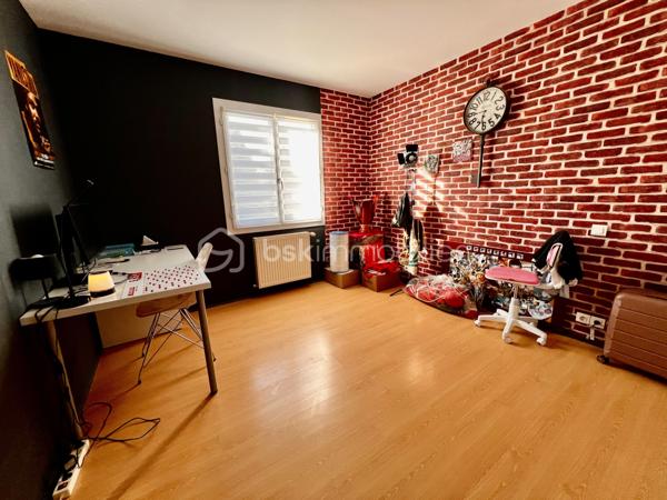 Superbe maison, plain pied ! 
Sur la jolie commune de Cissé à 15 min de Poitiers, venez découvrir cette élégante maison de 152 m2, avec 4 belles chambres, un jardin paysager et une piscine. 

Coup de coeur assuré !
Construite en 2001 elle est parfaitement entretenue. 
Elle offre des matériaux de qualité, une circulation intérieure très agréable et tout le confort de la modernité, sans aucun travaux à prévoir.

• Entrée
-  Immense placard pour tout organiser
- Accès direct au séjour lumineux

• Pièce de vie
-  Le séjour de 47,25 m2 est spacieux et baigné de lumière
-  La cuisine ouverte de 12 m2 est moderne, design, et possède de nombreux rangements, ainsi que des éléments encastrés ( four, lave vaisselle, hotte ).
Une partie coin repas complète cette cuisine raffinée. Soit un espace de vie de près de 60m2. 
- De grandes baies vitrées donnent sur la terrasse bois. Parfait pour recevoir et dîner dehors.

• Buanderie
- Espace dédié pour lave-linge, sèche-linge
- Possibilité d’ajouter frigo et congélateur supplémentaires

• Espace nuit principal
- Couloir desservant 3 chambres de 12 m² (emplacements placards et placard)
- Très grande salle d’eau
	•	Double vasque, double douche
	•	WC indépendant

• Espace nuit secondaire
- Petit salon TV
- Chambre attenante (possibilité suite parentale)

Cette maison moderne allie confort et performance
	•	Chauffage récent :
- Chaudière gaz (2 ans)
- Poêle à granulés récent
	•	Excellent DPE : C
	•	Économies d’énergie et faibles charges
- Huisseries en PVC double vitrage

• Extérieur
- Terrain agréable,  planté de nombreuses essences et facile d’entretien
- Piscine chauffée au sel (8 × 4 m). Chauffage par pompe à chaleur, système automatisé pour profiter de la piscine au maximum. Pool house. 
- Terrasses bois pour votre salon de jardin
- Partie béton désactivé (idéal pour jouer au basket)
- Potager 
Cabanon de jardin
Le garage est équipé d’une porte motorisée. Le portail est lui aussi motorisé.
Maison est en retrait de la rue, dans un environnement calme avec tous les commerces à proximité.
Taxe foncière 1378 euros.
 Pour tout renseignement complémentaire, ou pour organiser une visite, contactez-moi du lundi au samedi de 08h00 à 20h00.