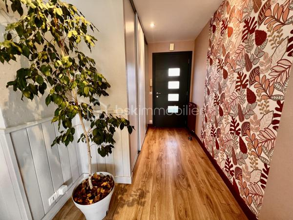 Superbe maison, plain pied ! 
Sur la jolie commune de Cissé à 15 min de Poitiers, venez découvrir cette élégante maison de 152 m2, avec 4 belles chambres, un jardin paysager et une piscine. 

Coup de coeur assuré !
Construite en 2001 elle est parfaitement entretenue. 
Elle offre des matériaux de qualité, une circulation intérieure très agréable et tout le confort de la modernité, sans aucun travaux à prévoir.

• Entrée
-  Immense placard pour tout organiser
- Accès direct au séjour lumineux

• Pièce de vie
-  Le séjour de 47,25 m2 est spacieux et baigné de lumière
-  La cuisine ouverte de 12 m2 est moderne, design, et possède de nombreux rangements, ainsi que des éléments encastrés ( four, lave vaisselle, hotte ).
Une partie coin repas complète cette cuisine raffinée. Soit un espace de vie de près de 60m2. 
- De grandes baies vitrées donnent sur la terrasse bois. Parfait pour recevoir et dîner dehors.

• Buanderie
- Espace dédié pour lave-linge, sèche-linge
- Possibilité d’ajouter frigo et congélateur supplémentaires

• Espace nuit principal
- Couloir desservant 3 chambres de 12 m² (emplacements placards et placard)
- Très grande salle d’eau
	•	Double vasque, double douche
	•	WC indépendant

• Espace nuit secondaire
- Petit salon TV
- Chambre attenante (possibilité suite parentale)

Cette maison moderne allie confort et performance
	•	Chauffage récent :
- Chaudière gaz (2 ans)
- Poêle à granulés récent
	•	Excellent DPE : C
	•	Économies d’énergie et faibles charges
- Huisseries en PVC double vitrage

• Extérieur
- Terrain agréable,  planté de nombreuses essences et facile d’entretien
- Piscine chauffée au sel (8 × 4 m). Chauffage par pompe à chaleur, système automatisé pour profiter de la piscine au maximum. Pool house. 
- Terrasses bois pour votre salon de jardin
- Partie béton désactivé (idéal pour jouer au basket)
- Potager 
Cabanon de jardin
Le garage est équipé d’une porte motorisée. Le portail est lui aussi motorisé.
Maison est en retrait de la rue, dans un environnement calme avec tous les commerces à proximité.
Taxe foncière 1378 euros.
 Pour tout renseignement complémentaire, ou pour organiser une visite, contactez-moi du lundi au samedi de 08h00 à 20h00.