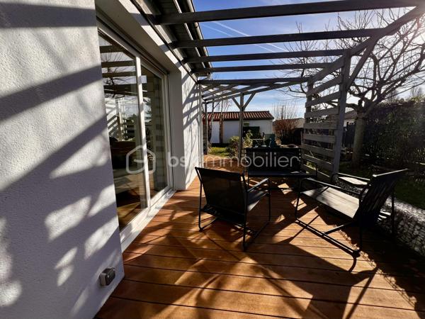 Superbe maison, plain pied ! 
Sur la jolie commune de Cissé à 15 min de Poitiers, venez découvrir cette élégante maison de 152 m2, avec 4 belles chambres, un jardin paysager et une piscine. 

Coup de coeur assuré !
Construite en 2001 elle est parfaitement entretenue. 
Elle offre des matériaux de qualité, une circulation intérieure très agréable et tout le confort de la modernité, sans aucun travaux à prévoir.

• Entrée
-  Immense placard pour tout organiser
- Accès direct au séjour lumineux

• Pièce de vie
-  Le séjour de 47,25 m2 est spacieux et baigné de lumière
-  La cuisine ouverte de 12 m2 est moderne, design, et possède de nombreux rangements, ainsi que des éléments encastrés ( four, lave vaisselle, hotte ).
Une partie coin repas complète cette cuisine raffinée. Soit un espace de vie de près de 60m2. 
- De grandes baies vitrées donnent sur la terrasse bois. Parfait pour recevoir et dîner dehors.

• Buanderie
- Espace dédié pour lave-linge, sèche-linge
- Possibilité d’ajouter frigo et congélateur supplémentaires

• Espace nuit principal
- Couloir desservant 3 chambres de 12 m² (emplacements placards et placard)
- Très grande salle d’eau
	•	Double vasque, double douche
	•	WC indépendant

• Espace nuit secondaire
- Petit salon TV
- Chambre attenante (possibilité suite parentale)

Cette maison moderne allie confort et performance
	•	Chauffage récent :
- Chaudière gaz (2 ans)
- Poêle à granulés récent
	•	Excellent DPE : C
	•	Économies d’énergie et faibles charges
- Huisseries en PVC double vitrage

• Extérieur
- Terrain agréable,  planté de nombreuses essences et facile d’entretien
- Piscine chauffée au sel (8 × 4 m). Chauffage par pompe à chaleur, système automatisé pour profiter de la piscine au maximum. Pool house. 
- Terrasses bois pour votre salon de jardin
- Partie béton désactivé (idéal pour jouer au basket)
- Potager 
Cabanon de jardin
Le garage est équipé d’une porte motorisée. Le portail est lui aussi motorisé.
Maison est en retrait de la rue, dans un environnement calme avec tous les commerces à proximité.
Taxe foncière 1378 euros.
 Pour tout renseignement complémentaire, ou pour organiser une visite, contactez-moi du lundi au samedi de 08h00 à 20h00.