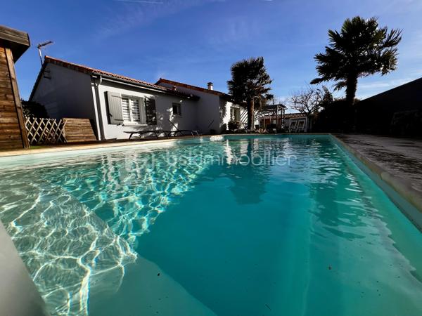 Superbe maison, plain pied ! 
Sur la jolie commune de Cissé à 15 min de Poitiers, venez découvrir cette élégante maison de 152 m2, avec 4 belles chambres, un jardin paysager et une piscine. 

Coup de coeur assuré !
Construite en 2001 elle est parfaitement entretenue. 
Elle offre des matériaux de qualité, une circulation intérieure très agréable et tout le confort de la modernité, sans aucun travaux à prévoir.

• Entrée
-  Immense placard pour tout organiser
- Accès direct au séjour lumineux

• Pièce de vie
-  Le séjour de 47,25 m2 est spacieux et baigné de lumière
-  La cuisine ouverte de 12 m2 est moderne, design, et possède de nombreux rangements, ainsi que des éléments encastrés ( four, lave vaisselle, hotte ).
Une partie coin repas complète cette cuisine raffinée. Soit un espace de vie de près de 60m2. 
- De grandes baies vitrées donnent sur la terrasse bois. Parfait pour recevoir et dîner dehors.

• Buanderie
- Espace dédié pour lave-linge, sèche-linge
- Possibilité d’ajouter frigo et congélateur supplémentaires

• Espace nuit principal
- Couloir desservant 3 chambres de 12 m² (emplacements placards et placard)
- Très grande salle d’eau
	•	Double vasque, double douche
	•	WC indépendant

• Espace nuit secondaire
- Petit salon TV
- Chambre attenante (possibilité suite parentale)

Cette maison moderne allie confort et performance
	•	Chauffage récent :
- Chaudière gaz (2 ans)
- Poêle à granulés récent
	•	Excellent DPE : C
	•	Économies d’énergie et faibles charges
- Huisseries en PVC double vitrage

• Extérieur
- Terrain agréable,  planté de nombreuses essences et facile d’entretien
- Piscine chauffée au sel (8 × 4 m). Chauffage par pompe à chaleur, système automatisé pour profiter de la piscine au maximum. Pool house. 
- Terrasses bois pour votre salon de jardin
- Partie béton désactivé (idéal pour jouer au basket)
- Potager 
Cabanon de jardin
Le garage est équipé d’une porte motorisée. Le portail est lui aussi motorisé.
Maison est en retrait de la rue, dans un environnement calme avec tous les commerces à proximité.
Taxe foncière 1378 euros.
 Pour tout renseignement complémentaire, ou pour organiser une visite, contactez-moi du lundi au samedi de 08h00 à 20h00.