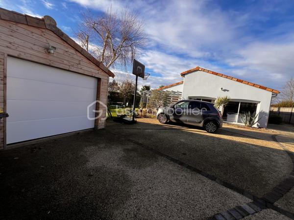 Superbe maison, plain pied ! 
Sur la jolie commune de Cissé à 15 min de Poitiers, venez découvrir cette élégante maison de 152 m2, avec 4 belles chambres, un jardin paysager et une piscine. 

Coup de coeur assuré !
Construite en 2001 elle est parfaitement entretenue. 
Elle offre des matériaux de qualité, une circulation intérieure très agréable et tout le confort de la modernité, sans aucun travaux à prévoir.

• Entrée
-  Immense placard pour tout organiser
- Accès direct au séjour lumineux

• Pièce de vie
-  Le séjour de 47,25 m2 est spacieux et baigné de lumière
-  La cuisine ouverte de 12 m2 est moderne, design, et possède de nombreux rangements, ainsi que des éléments encastrés ( four, lave vaisselle, hotte ).
Une partie coin repas complète cette cuisine raffinée. Soit un espace de vie de près de 60m2. 
- De grandes baies vitrées donnent sur la terrasse bois. Parfait pour recevoir et dîner dehors.

• Buanderie
- Espace dédié pour lave-linge, sèche-linge
- Possibilité d’ajouter frigo et congélateur supplémentaires

• Espace nuit principal
- Couloir desservant 3 chambres de 12 m² (emplacements placards et placard)
- Très grande salle d’eau
	•	Double vasque, double douche
	•	WC indépendant

• Espace nuit secondaire
- Petit salon TV
- Chambre attenante (possibilité suite parentale)

Cette maison moderne allie confort et performance
	•	Chauffage récent :
- Chaudière gaz (2 ans)
- Poêle à granulés récent
	•	Excellent DPE : C
	•	Économies d’énergie et faibles charges
- Huisseries en PVC double vitrage

• Extérieur
- Terrain agréable,  planté de nombreuses essences et facile d’entretien
- Piscine chauffée au sel (8 × 4 m). Chauffage par pompe à chaleur, système automatisé pour profiter de la piscine au maximum. Pool house. 
- Terrasses bois pour votre salon de jardin
- Partie béton désactivé (idéal pour jouer au basket)
- Potager 
Cabanon de jardin
Le garage est équipé d’une porte motorisée. Le portail est lui aussi motorisé.
Maison est en retrait de la rue, dans un environnement calme avec tous les commerces à proximité.
Taxe foncière 1378 euros.
 Pour tout renseignement complémentaire, ou pour organiser une visite, contactez-moi du lundi au samedi de 08h00 à 20h00.