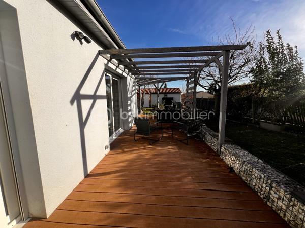 Superbe maison, plain pied ! 
Sur la jolie commune de Cissé à 15 min de Poitiers, venez découvrir cette élégante maison de 152 m2, avec 4 belles chambres, un jardin paysager et une piscine. 

Coup de coeur assuré !
Construite en 2001 elle est parfaitement entretenue. 
Elle offre des matériaux de qualité, une circulation intérieure très agréable et tout le confort de la modernité, sans aucun travaux à prévoir.

• Entrée
-  Immense placard pour tout organiser
- Accès direct au séjour lumineux

• Pièce de vie
-  Le séjour de 47,25 m2 est spacieux et baigné de lumière
-  La cuisine ouverte de 12 m2 est moderne, design, et possède de nombreux rangements, ainsi que des éléments encastrés ( four, lave vaisselle, hotte ).
Une partie coin repas complète cette cuisine raffinée. Soit un espace de vie de près de 60m2. 
- De grandes baies vitrées donnent sur la terrasse bois. Parfait pour recevoir et dîner dehors.

• Buanderie
- Espace dédié pour lave-linge, sèche-linge
- Possibilité d’ajouter frigo et congélateur supplémentaires

• Espace nuit principal
- Couloir desservant 3 chambres de 12 m² (emplacements placards et placard)
- Très grande salle d’eau
	•	Double vasque, double douche
	•	WC indépendant

• Espace nuit secondaire
- Petit salon TV
- Chambre attenante (possibilité suite parentale)

Cette maison moderne allie confort et performance
	•	Chauffage récent :
- Chaudière gaz (2 ans)
- Poêle à granulés récent
	•	Excellent DPE : C
	•	Économies d’énergie et faibles charges
- Huisseries en PVC double vitrage

• Extérieur
- Terrain agréable,  planté de nombreuses essences et facile d’entretien
- Piscine chauffée au sel (8 × 4 m). Chauffage par pompe à chaleur, système automatisé pour profiter de la piscine au maximum. Pool house. 
- Terrasses bois pour votre salon de jardin
- Partie béton désactivé (idéal pour jouer au basket)
- Potager 
Cabanon de jardin
Le garage est équipé d’une porte motorisée. Le portail est lui aussi motorisé.
Maison est en retrait de la rue, dans un environnement calme avec tous les commerces à proximité.
Taxe foncière 1378 euros.
 Pour tout renseignement complémentaire, ou pour organiser une visite, contactez-moi du lundi au samedi de 08h00 à 20h00.