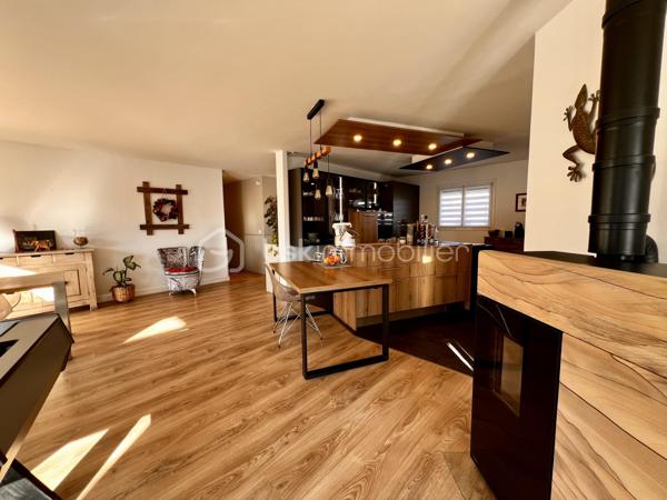 Superbe maison, plain pied ! 
Sur la jolie commune de Cissé à 15 min de Poitiers, venez découvrir cette élégante maison de 152 m2, avec 4 belles chambres, un jardin paysager et une piscine. 

Coup de coeur assuré !
Construite en 2001 elle est parfaitement entretenue. 
Elle offre des matériaux de qualité, une circulation intérieure très agréable et tout le confort de la modernité, sans aucun travaux à prévoir.

• Entrée
-  Immense placard pour tout organiser
- Accès direct au séjour lumineux

• Pièce de vie
-  Le séjour de 47,25 m2 est spacieux et baigné de lumière
-  La cuisine ouverte de 12 m2 est moderne, design, et possède de nombreux rangements, ainsi que des éléments encastrés ( four, lave vaisselle, hotte ).
Une partie coin repas complète cette cuisine raffinée. Soit un espace de vie de près de 60m2. 
- De grandes baies vitrées donnent sur la terrasse bois. Parfait pour recevoir et dîner dehors.

• Buanderie
- Espace dédié pour lave-linge, sèche-linge
- Possibilité d’ajouter frigo et congélateur supplémentaires

• Espace nuit principal
- Couloir desservant 3 chambres de 12 m² (emplacements placards et placard)
- Très grande salle d’eau
	•	Double vasque, double douche
	•	WC indépendant

• Espace nuit secondaire
- Petit salon TV
- Chambre attenante (possibilité suite parentale)

Cette maison moderne allie confort et performance
	•	Chauffage récent :
- Chaudière gaz (2 ans)
- Poêle à granulés récent
	•	Excellent DPE : C
	•	Économies d’énergie et faibles charges
- Huisseries en PVC double vitrage

• Extérieur
- Terrain agréable,  planté de nombreuses essences et facile d’entretien
- Piscine chauffée au sel (8 × 4 m). Chauffage par pompe à chaleur, système automatisé pour profiter de la piscine au maximum. Pool house. 
- Terrasses bois pour votre salon de jardin
- Partie béton désactivé (idéal pour jouer au basket)
- Potager 
Cabanon de jardin
Le garage est équipé d’une porte motorisée. Le portail est lui aussi motorisé.
Maison est en retrait de la rue, dans un environnement calme avec tous les commerces à proximité.
Taxe foncière 1378 euros.
 Pour tout renseignement complémentaire, ou pour organiser une visite, contactez-moi du lundi au samedi de 08h00 à 20h00.