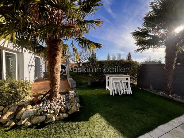 Superbe maison, plain pied ! 
Sur la jolie commune de Cissé à 15 min de Poitiers, venez découvrir cette élégante maison de 152 m2, avec 4 belles chambres, un jardin paysager et une piscine. 

Coup de coeur assuré !
Construite en 2001 elle est parfaitement entretenue. 
Elle offre des matériaux de qualité, une circulation intérieure très agréable et tout le confort de la modernité, sans aucun travaux à prévoir.

• Entrée
-  Immense placard pour tout organiser
- Accès direct au séjour lumineux

• Pièce de vie
-  Le séjour de 47,25 m2 est spacieux et baigné de lumière
-  La cuisine ouverte de 12 m2 est moderne, design, et possède de nombreux rangements, ainsi que des éléments encastrés ( four, lave vaisselle, hotte ).
Une partie coin repas complète cette cuisine raffinée. Soit un espace de vie de près de 60m2. 
- De grandes baies vitrées donnent sur la terrasse bois. Parfait pour recevoir et dîner dehors.

• Buanderie
- Espace dédié pour lave-linge, sèche-linge
- Possibilité d’ajouter frigo et congélateur supplémentaires

• Espace nuit principal
- Couloir desservant 3 chambres de 12 m² (emplacements placards et placard)
- Très grande salle d’eau
	•	Double vasque, double douche
	•	WC indépendant

• Espace nuit secondaire
- Petit salon TV
- Chambre attenante (possibilité suite parentale)

Cette maison moderne allie confort et performance
	•	Chauffage récent :
- Chaudière gaz (2 ans)
- Poêle à granulés récent
	•	Excellent DPE : C
	•	Économies d’énergie et faibles charges
- Huisseries en PVC double vitrage

• Extérieur
- Terrain agréable,  planté de nombreuses essences et facile d’entretien
- Piscine chauffée au sel (8 × 4 m). Chauffage par pompe à chaleur, système automatisé pour profiter de la piscine au maximum. Pool house. 
- Terrasses bois pour votre salon de jardin
- Partie béton désactivé (idéal pour jouer au basket)
- Potager 
Cabanon de jardin
Le garage est équipé d’une porte motorisée. Le portail est lui aussi motorisé.
Maison est en retrait de la rue, dans un environnement calme avec tous les commerces à proximité.
Taxe foncière 1378 euros.
 Pour tout renseignement complémentaire, ou pour organiser une visite, contactez-moi du lundi au samedi de 08h00 à 20h00.