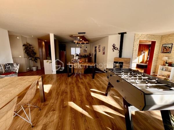 Superbe maison, plain pied ! 
Sur la jolie commune de Cissé à 15 min de Poitiers, venez découvrir cette élégante maison de 152 m2, avec 4 belles chambres, un jardin paysager et une piscine. 

Coup de coeur assuré !
Construite en 2001 elle est parfaitement entretenue. 
Elle offre des matériaux de qualité, une circulation intérieure très agréable et tout le confort de la modernité, sans aucun travaux à prévoir.

• Entrée
-  Immense placard pour tout organiser
- Accès direct au séjour lumineux

• Pièce de vie
-  Le séjour de 47,25 m2 est spacieux et baigné de lumière
-  La cuisine ouverte de 12 m2 est moderne, design, et possède de nombreux rangements, ainsi que des éléments encastrés ( four, lave vaisselle, hotte ).
Une partie coin repas complète cette cuisine raffinée. Soit un espace de vie de près de 60m2. 
- De grandes baies vitrées donnent sur la terrasse bois. Parfait pour recevoir et dîner dehors.

• Buanderie
- Espace dédié pour lave-linge, sèche-linge
- Possibilité d’ajouter frigo et congélateur supplémentaires

• Espace nuit principal
- Couloir desservant 3 chambres de 12 m² (emplacements placards et placard)
- Très grande salle d’eau
	•	Double vasque, double douche
	•	WC indépendant

• Espace nuit secondaire
- Petit salon TV
- Chambre attenante (possibilité suite parentale)

Cette maison moderne allie confort et performance
	•	Chauffage récent :
- Chaudière gaz (2 ans)
- Poêle à granulés récent
	•	Excellent DPE : C
	•	Économies d’énergie et faibles charges
- Huisseries en PVC double vitrage

• Extérieur
- Terrain agréable,  planté de nombreuses essences et facile d’entretien
- Piscine chauffée au sel (8 × 4 m). Chauffage par pompe à chaleur, système automatisé pour profiter de la piscine au maximum. Pool house. 
- Terrasses bois pour votre salon de jardin
- Partie béton désactivé (idéal pour jouer au basket)
- Potager 
Cabanon de jardin
Le garage est équipé d’une porte motorisée. Le portail est lui aussi motorisé.
Maison est en retrait de la rue, dans un environnement calme avec tous les commerces à proximité.
Taxe foncière 1378 euros.
 Pour tout renseignement complémentaire, ou pour organiser une visite, contactez-moi du lundi au samedi de 08h00 à 20h00.