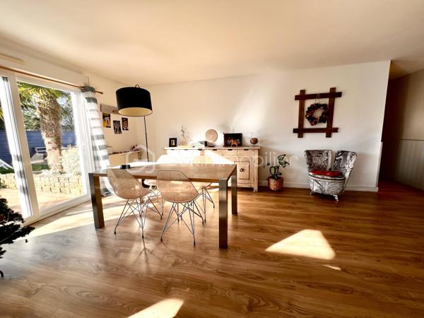 Superbe maison, plain pied ! 
Sur la jolie commune de Cissé à 15 min de Poitiers, venez découvrir cette élégante maison de 152 m2, avec 4 belles chambres, un jardin paysager et une piscine. 

Coup de coeur assuré !
Construite en 2001 elle est parfaitement entretenue. 
Elle offre des matériaux de qualité, une circulation intérieure très agréable et tout le confort de la modernité, sans aucun travaux à prévoir.

• Entrée
-  Immense placard pour tout organiser
- Accès direct au séjour lumineux

• Pièce de vie
-  Le séjour de 47,25 m2 est spacieux et baigné de lumière
-  La cuisine ouverte de 12 m2 est moderne, design, et possède de nombreux rangements, ainsi que des éléments encastrés ( four, lave vaisselle, hotte ).
Une partie coin repas complète cette cuisine raffinée. Soit un espace de vie de près de 60m2. 
- De grandes baies vitrées donnent sur la terrasse bois. Parfait pour recevoir et dîner dehors.

• Buanderie
- Espace dédié pour lave-linge, sèche-linge
- Possibilité d’ajouter frigo et congélateur supplémentaires

• Espace nuit principal
- Couloir desservant 3 chambres de 12 m² (emplacements placards et placard)
- Très grande salle d’eau
	•	Double vasque, double douche
	•	WC indépendant

• Espace nuit secondaire
- Petit salon TV
- Chambre attenante (possibilité suite parentale)

Cette maison moderne allie confort et performance
	•	Chauffage récent :
- Chaudière gaz (2 ans)
- Poêle à granulés récent
	•	Excellent DPE : C
	•	Économies d’énergie et faibles charges
- Huisseries en PVC double vitrage

• Extérieur
- Terrain agréable,  planté de nombreuses essences et facile d’entretien
- Piscine chauffée au sel (8 × 4 m). Chauffage par pompe à chaleur, système automatisé pour profiter de la piscine au maximum. Pool house. 
- Terrasses bois pour votre salon de jardin
- Partie béton désactivé (idéal pour jouer au basket)
- Potager 
Cabanon de jardin
Le garage est équipé d’une porte motorisée. Le portail est lui aussi motorisé.
Maison est en retrait de la rue, dans un environnement calme avec tous les commerces à proximité.
Taxe foncière 1378 euros.
 Pour tout renseignement complémentaire, ou pour organiser une visite, contactez-moi du lundi au samedi de 08h00 à 20h00.