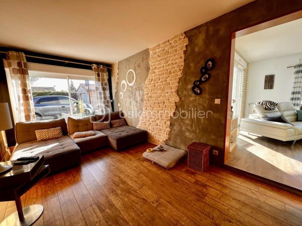 Superbe maison, plain pied ! 
Sur la jolie commune de Cissé à 15 min de Poitiers, venez découvrir cette élégante maison de 152 m2, avec 4 belles chambres, un jardin paysager et une piscine. 

Coup de coeur assuré !
Construite en 2001 elle est parfaitement entretenue. 
Elle offre des matériaux de qualité, une circulation intérieure très agréable et tout le confort de la modernité, sans aucun travaux à prévoir.

• Entrée
-  Immense placard pour tout organiser
- Accès direct au séjour lumineux

• Pièce de vie
-  Le séjour de 47,25 m2 est spacieux et baigné de lumière
-  La cuisine ouverte de 12 m2 est moderne, design, et possède de nombreux rangements, ainsi que des éléments encastrés ( four, lave vaisselle, hotte ).
Une partie coin repas complète cette cuisine raffinée. Soit un espace de vie de près de 60m2. 
- De grandes baies vitrées donnent sur la terrasse bois. Parfait pour recevoir et dîner dehors.

• Buanderie
- Espace dédié pour lave-linge, sèche-linge
- Possibilité d’ajouter frigo et congélateur supplémentaires

• Espace nuit principal
- Couloir desservant 3 chambres de 12 m² (emplacements placards et placard)
- Très grande salle d’eau
	•	Double vasque, double douche
	•	WC indépendant

• Espace nuit secondaire
- Petit salon TV
- Chambre attenante (possibilité suite parentale)

Cette maison moderne allie confort et performance
	•	Chauffage récent :
- Chaudière gaz (2 ans)
- Poêle à granulés récent
	•	Excellent DPE : C
	•	Économies d’énergie et faibles charges
- Huisseries en PVC double vitrage

• Extérieur
- Terrain agréable,  planté de nombreuses essences et facile d’entretien
- Piscine chauffée au sel (8 × 4 m). Chauffage par pompe à chaleur, système automatisé pour profiter de la piscine au maximum. Pool house. 
- Terrasses bois pour votre salon de jardin
- Partie béton désactivé (idéal pour jouer au basket)
- Potager 
Cabanon de jardin
Le garage est équipé d’une porte motorisée. Le portail est lui aussi motorisé.
Maison est en retrait de la rue, dans un environnement calme avec tous les commerces à proximité.
Taxe foncière 1378 euros.
 Pour tout renseignement complémentaire, ou pour organiser une visite, contactez-moi du lundi au samedi de 08h00 à 20h00.