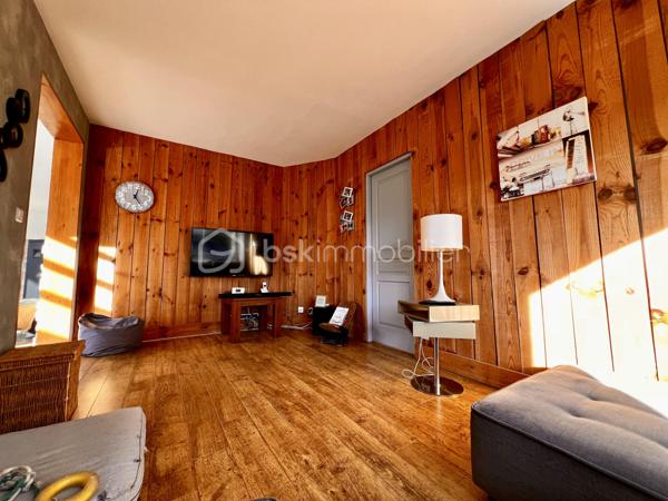 Superbe maison, plain pied ! 
Sur la jolie commune de Cissé à 15 min de Poitiers, venez découvrir cette élégante maison de 152 m2, avec 4 belles chambres, un jardin paysager et une piscine. 

Coup de coeur assuré !
Construite en 2001 elle est parfaitement entretenue. 
Elle offre des matériaux de qualité, une circulation intérieure très agréable et tout le confort de la modernité, sans aucun travaux à prévoir.

• Entrée
-  Immense placard pour tout organiser
- Accès direct au séjour lumineux

• Pièce de vie
-  Le séjour de 47,25 m2 est spacieux et baigné de lumière
-  La cuisine ouverte de 12 m2 est moderne, design, et possède de nombreux rangements, ainsi que des éléments encastrés ( four, lave vaisselle, hotte ).
Une partie coin repas complète cette cuisine raffinée. Soit un espace de vie de près de 60m2. 
- De grandes baies vitrées donnent sur la terrasse bois. Parfait pour recevoir et dîner dehors.

• Buanderie
- Espace dédié pour lave-linge, sèche-linge
- Possibilité d’ajouter frigo et congélateur supplémentaires

• Espace nuit principal
- Couloir desservant 3 chambres de 12 m² (emplacements placards et placard)
- Très grande salle d’eau
	•	Double vasque, double douche
	•	WC indépendant

• Espace nuit secondaire
- Petit salon TV
- Chambre attenante (possibilité suite parentale)

Cette maison moderne allie confort et performance
	•	Chauffage récent :
- Chaudière gaz (2 ans)
- Poêle à granulés récent
	•	Excellent DPE : C
	•	Économies d’énergie et faibles charges
- Huisseries en PVC double vitrage

• Extérieur
- Terrain agréable,  planté de nombreuses essences et facile d’entretien
- Piscine chauffée au sel (8 × 4 m). Chauffage par pompe à chaleur, système automatisé pour profiter de la piscine au maximum. Pool house. 
- Terrasses bois pour votre salon de jardin
- Partie béton désactivé (idéal pour jouer au basket)
- Potager 
Cabanon de jardin
Le garage est équipé d’une porte motorisée. Le portail est lui aussi motorisé.
Maison est en retrait de la rue, dans un environnement calme avec tous les commerces à proximité.
Taxe foncière 1378 euros.
 Pour tout renseignement complémentaire, ou pour organiser une visite, contactez-moi du lundi au samedi de 08h00 à 20h00.