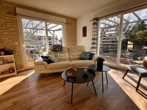 Superbe maison, plain pied ! 
Sur la jolie commune de Cissé à 15 min de Poitiers, venez découvrir cette élégante maison de 152 m2, avec 4 belles chambres, un jardin paysager et une piscine. 

Coup de coeur assuré !
Construite en 2001 elle est parfaitement entretenue. 
Elle offre des matériaux de qualité, une circulation intérieure très agréable et tout le confort de la modernité, sans aucun travaux à prévoir.

• Entrée
-  Immense placard pour tout organiser
- Accès direct au séjour lumineux

• Pièce de vie
-  Le séjour de 47,25 m2 est spacieux et baigné de lumière
-  La cuisine ouverte de 12 m2 est moderne, design, et possède de nombreux rangements, ainsi que des éléments encastrés ( four, lave vaisselle, hotte ).
Une partie coin repas complète cette cuisine raffinée. Soit un espace de vie de près de 60m2. 
- De grandes baies vitrées donnent sur la terrasse bois. Parfait pour recevoir et dîner dehors.

• Buanderie
- Espace dédié pour lave-linge, sèche-linge
- Possibilité d’ajouter frigo et congélateur supplémentaires

• Espace nuit principal
- Couloir desservant 3 chambres de 12 m² (emplacements placards et placard)
- Très grande salle d’eau
	•	Double vasque, double douche
	•	WC indépendant

• Espace nuit secondaire
- Petit salon TV
- Chambre attenante (possibilité suite parentale)

Cette maison moderne allie confort et performance
	•	Chauffage récent :
- Chaudière gaz (2 ans)
- Poêle à granulés récent
	•	Excellent DPE : C
	•	Économies d’énergie et faibles charges
- Huisseries en PVC double vitrage

• Extérieur
- Terrain agréable,  planté de nombreuses essences et facile d’entretien
- Piscine chauffée au sel (8 × 4 m). Chauffage par pompe à chaleur, système automatisé pour profiter de la piscine au maximum. Pool house. 
- Terrasses bois pour votre salon de jardin
- Partie béton désactivé (idéal pour jouer au basket)
- Potager 
Cabanon de jardin
Le garage est équipé d’une porte motorisée. Le portail est lui aussi motorisé.
Maison est en retrait de la rue, dans un environnement calme avec tous les commerces à proximité.
Taxe foncière 1378 euros.
 Pour tout renseignement complémentaire, ou pour organiser une visite, contactez-moi du lundi au samedi de 08h00 à 20h00.