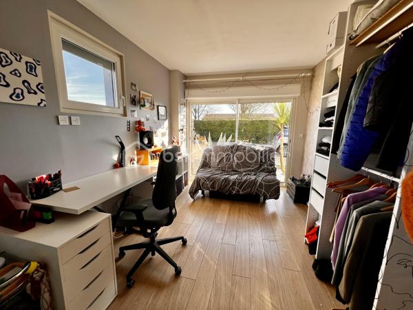 Superbe maison, plain pied ! 
Sur la jolie commune de Cissé à 15 min de Poitiers, venez découvrir cette élégante maison de 152 m2, avec 4 belles chambres, un jardin paysager et une piscine. 

Coup de coeur assuré !
Construite en 2001 elle est parfaitement entretenue. 
Elle offre des matériaux de qualité, une circulation intérieure très agréable et tout le confort de la modernité, sans aucun travaux à prévoir.

• Entrée
-  Immense placard pour tout organiser
- Accès direct au séjour lumineux

• Pièce de vie
-  Le séjour de 47,25 m2 est spacieux et baigné de lumière
-  La cuisine ouverte de 12 m2 est moderne, design, et possède de nombreux rangements, ainsi que des éléments encastrés ( four, lave vaisselle, hotte ).
Une partie coin repas complète cette cuisine raffinée. Soit un espace de vie de près de 60m2. 
- De grandes baies vitrées donnent sur la terrasse bois. Parfait pour recevoir et dîner dehors.

• Buanderie
- Espace dédié pour lave-linge, sèche-linge
- Possibilité d’ajouter frigo et congélateur supplémentaires

• Espace nuit principal
- Couloir desservant 3 chambres de 12 m² (emplacements placards et placard)
- Très grande salle d’eau
	•	Double vasque, double douche
	•	WC indépendant

• Espace nuit secondaire
- Petit salon TV
- Chambre attenante (possibilité suite parentale)

Cette maison moderne allie confort et performance
	•	Chauffage récent :
- Chaudière gaz (2 ans)
- Poêle à granulés récent
	•	Excellent DPE : C
	•	Économies d’énergie et faibles charges
- Huisseries en PVC double vitrage

• Extérieur
- Terrain agréable,  planté de nombreuses essences et facile d’entretien
- Piscine chauffée au sel (8 × 4 m). Chauffage par pompe à chaleur, système automatisé pour profiter de la piscine au maximum. Pool house. 
- Terrasses bois pour votre salon de jardin
- Partie béton désactivé (idéal pour jouer au basket)
- Potager 
Cabanon de jardin
Le garage est équipé d’une porte motorisée. Le portail est lui aussi motorisé.
Maison est en retrait de la rue, dans un environnement calme avec tous les commerces à proximité.
Taxe foncière 1378 euros.
 Pour tout renseignement complémentaire, ou pour organiser une visite, contactez-moi du lundi au samedi de 08h00 à 20h00.