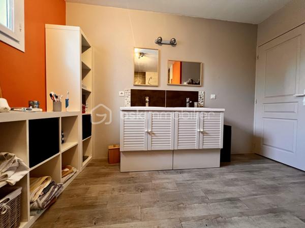 Superbe maison, plain pied ! 
Sur la jolie commune de Cissé à 15 min de Poitiers, venez découvrir cette élégante maison de 152 m2, avec 4 belles chambres, un jardin paysager et une piscine. 

Coup de coeur assuré !
Construite en 2001 elle est parfaitement entretenue. 
Elle offre des matériaux de qualité, une circulation intérieure très agréable et tout le confort de la modernité, sans aucun travaux à prévoir.

• Entrée
-  Immense placard pour tout organiser
- Accès direct au séjour lumineux

• Pièce de vie
-  Le séjour de 47,25 m2 est spacieux et baigné de lumière
-  La cuisine ouverte de 12 m2 est moderne, design, et possède de nombreux rangements, ainsi que des éléments encastrés ( four, lave vaisselle, hotte ).
Une partie coin repas complète cette cuisine raffinée. Soit un espace de vie de près de 60m2. 
- De grandes baies vitrées donnent sur la terrasse bois. Parfait pour recevoir et dîner dehors.

• Buanderie
- Espace dédié pour lave-linge, sèche-linge
- Possibilité d’ajouter frigo et congélateur supplémentaires

• Espace nuit principal
- Couloir desservant 3 chambres de 12 m² (emplacements placards et placard)
- Très grande salle d’eau
	•	Double vasque, double douche
	•	WC indépendant

• Espace nuit secondaire
- Petit salon TV
- Chambre attenante (possibilité suite parentale)

Cette maison moderne allie confort et performance
	•	Chauffage récent :
- Chaudière gaz (2 ans)
- Poêle à granulés récent
	•	Excellent DPE : C
	•	Économies d’énergie et faibles charges
- Huisseries en PVC double vitrage

• Extérieur
- Terrain agréable,  planté de nombreuses essences et facile d’entretien
- Piscine chauffée au sel (8 × 4 m). Chauffage par pompe à chaleur, système automatisé pour profiter de la piscine au maximum. Pool house. 
- Terrasses bois pour votre salon de jardin
- Partie béton désactivé (idéal pour jouer au basket)
- Potager 
Cabanon de jardin
Le garage est équipé d’une porte motorisée. Le portail est lui aussi motorisé.
Maison est en retrait de la rue, dans un environnement calme avec tous les commerces à proximité.
Taxe foncière 1378 euros.
 Pour tout renseignement complémentaire, ou pour organiser une visite, contactez-moi du lundi au samedi de 08h00 à 20h00.