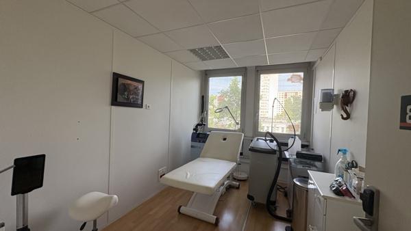 Plateau de bureaux au pied de la gare d'Orléans - A VENDRE 287 m2 (lumineux et accessible aux personnes à mobilité réduite) !!