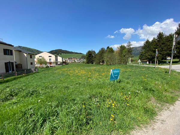 Terrain constructible de 3 680 m² à Puyvalador